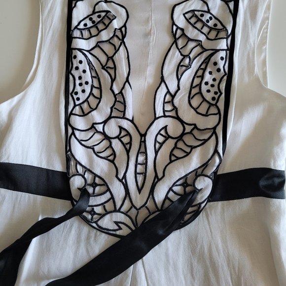 BEBE White summer dress with embroidered front panel - Picture 4 of 9